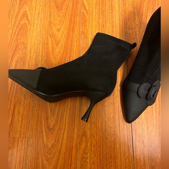 Flower Heeled booties. Boots - Picture 9 of 9